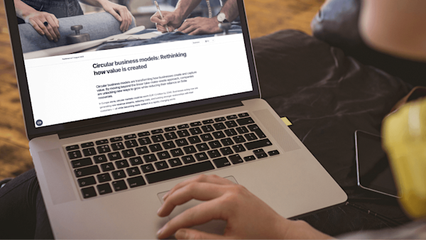 Person in front of a computer screen reading an article