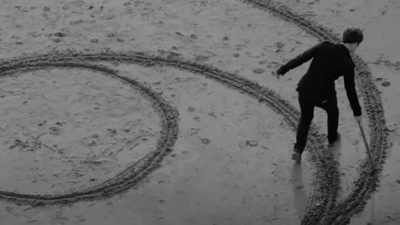 Ellen MacArthur drawing in sand