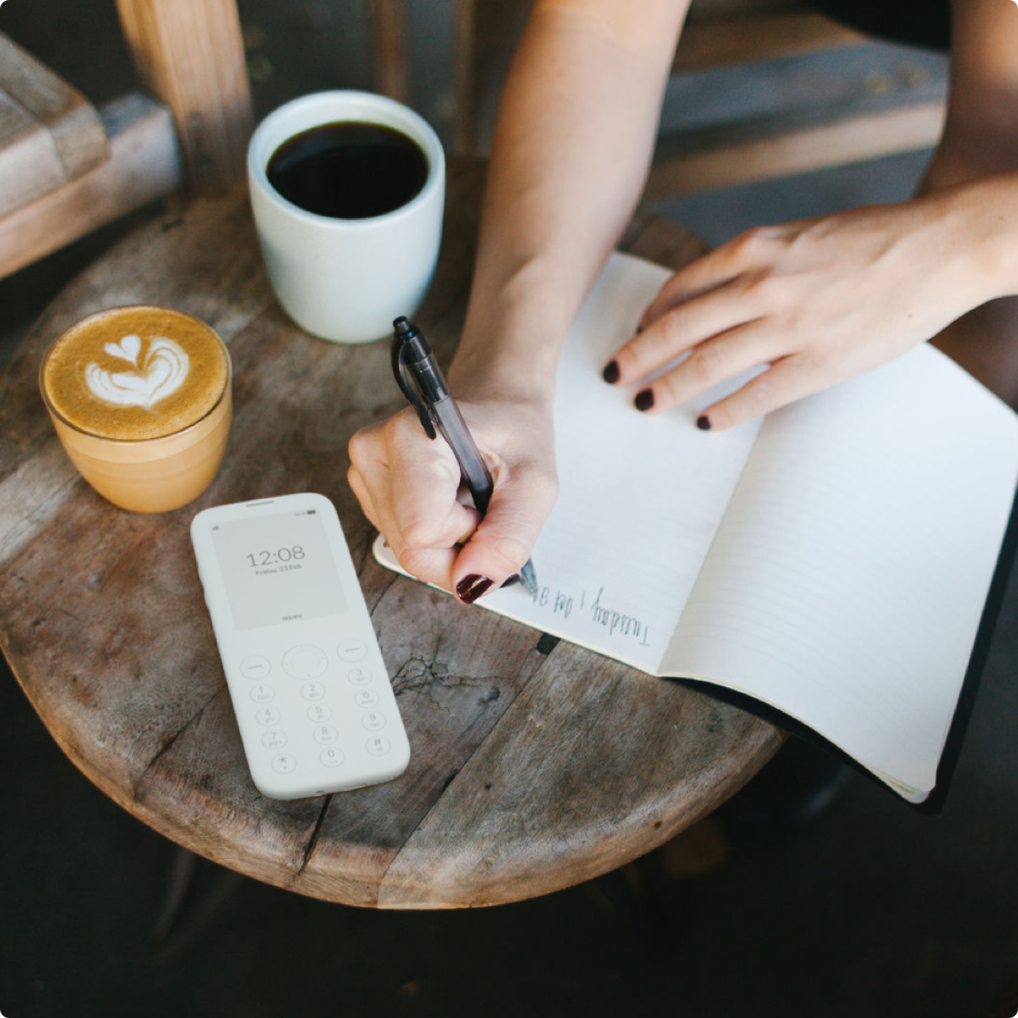 E Ink screen has a pleasant, paper like, natural feel.