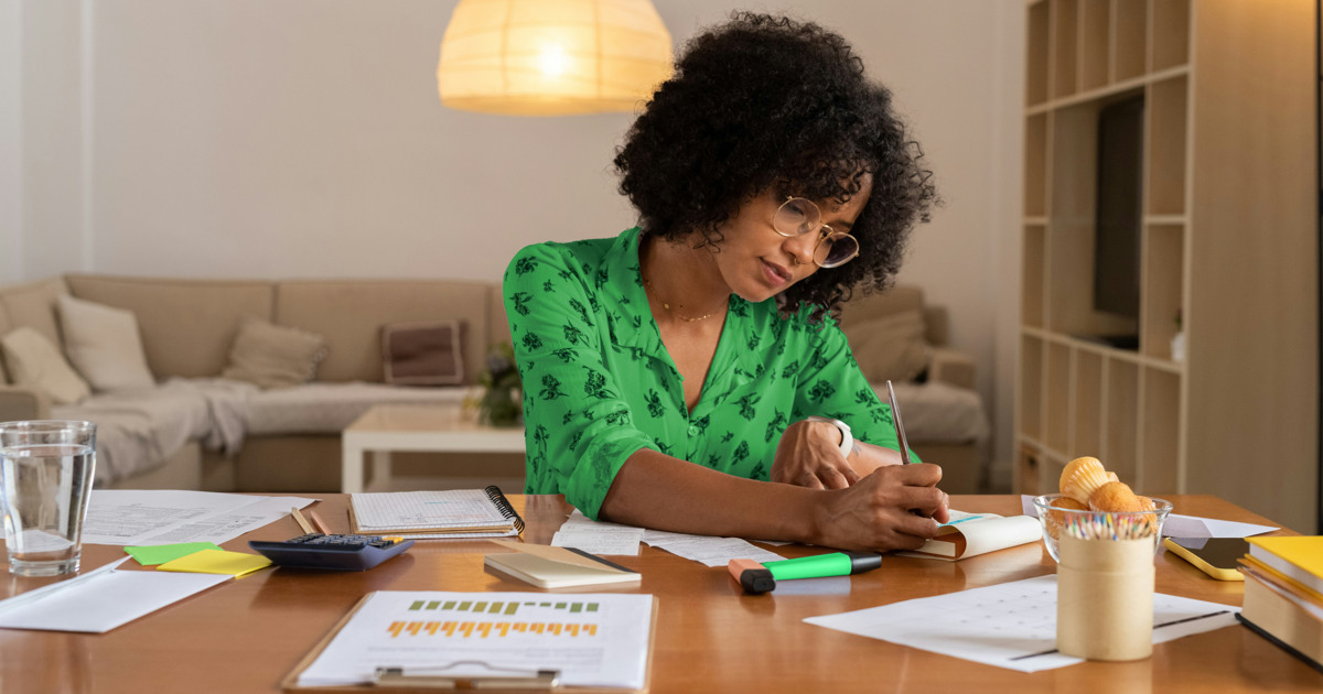 Mortgage woman in green writing - Lendo bolån