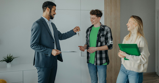 Mäklare nycklar till par Lendo bolån mortgage