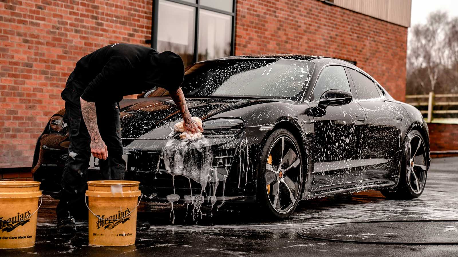 svart bil tvättas - biltvätt vårfin bil Lendobloggen