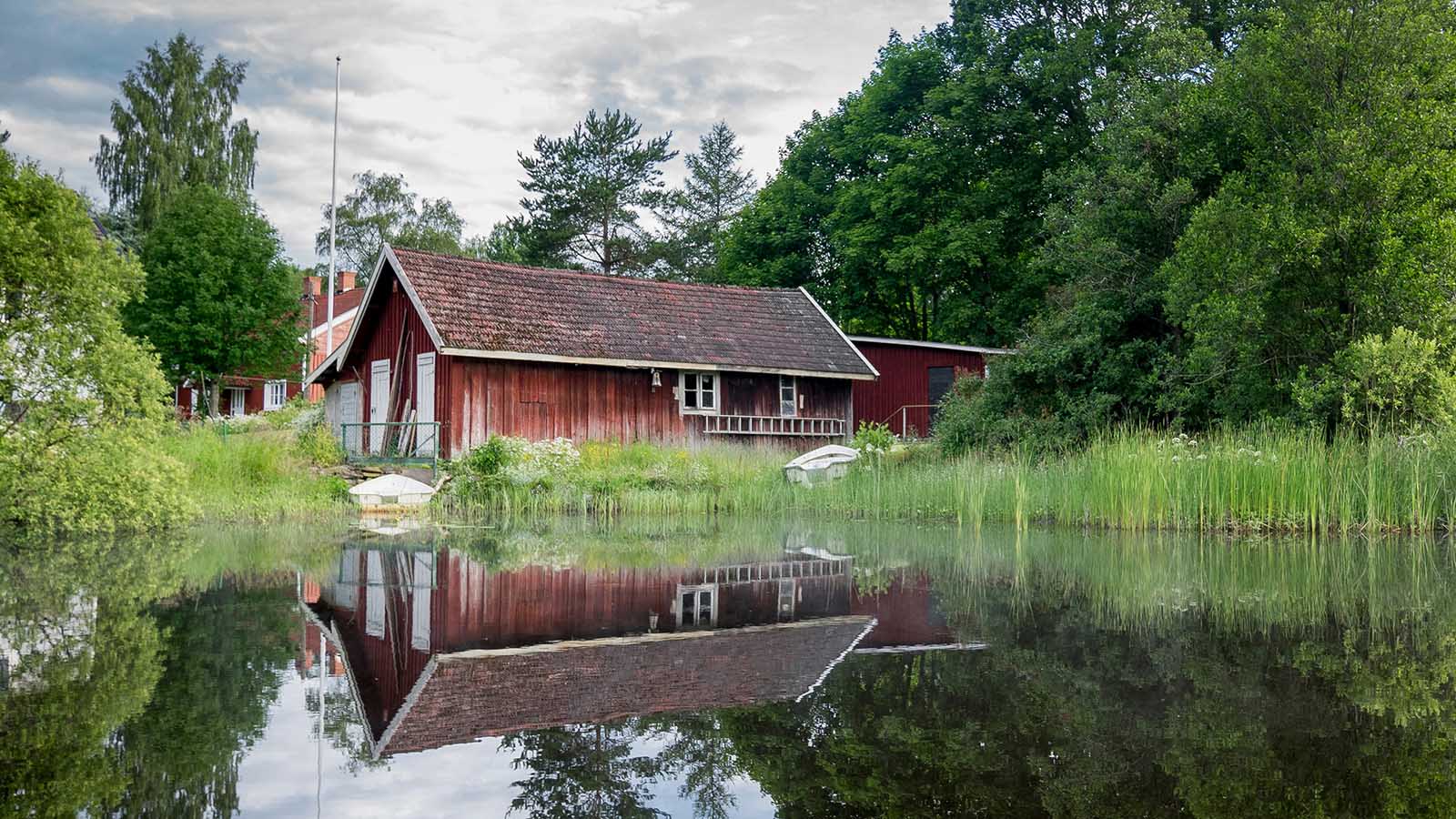 rött hus vid vattnet - bolån Lendo bolånebloggen