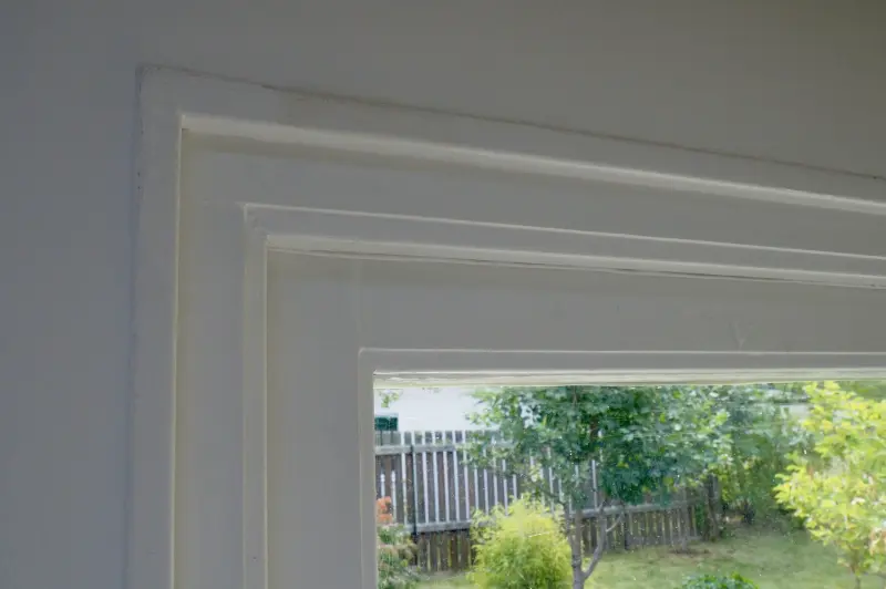 Alla fönsterlister och dörrfoder är vitmålade lister med enkel profil.