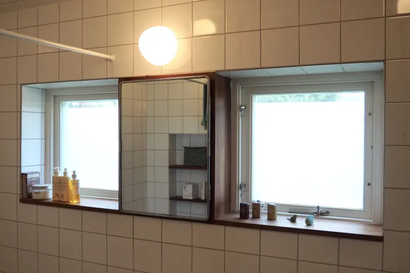 Inbyggt badrumsskåp är en ursprunglig detalj.