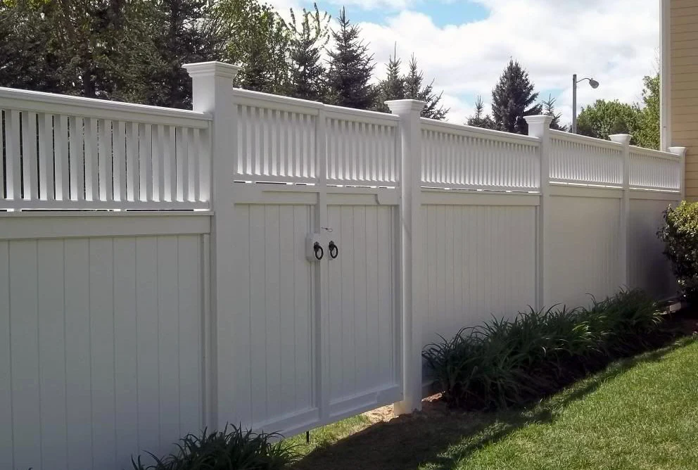 Semi Screen Fence with Yorktown Topper and Gate