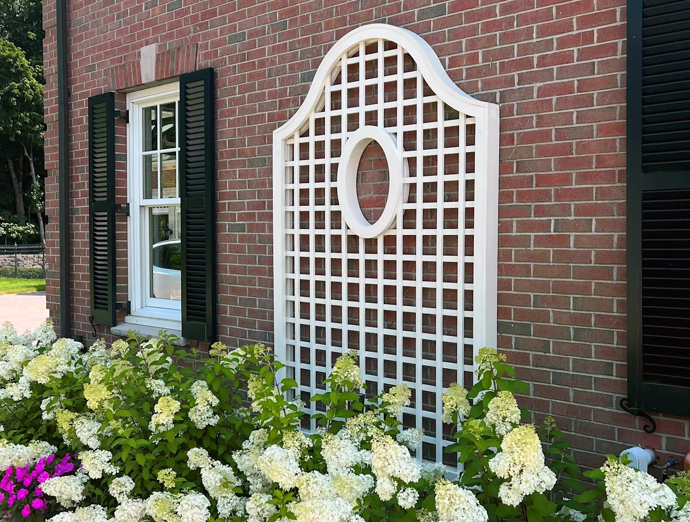 Cameo Lattice Panel on Brick Facade | Walpole Outdoors