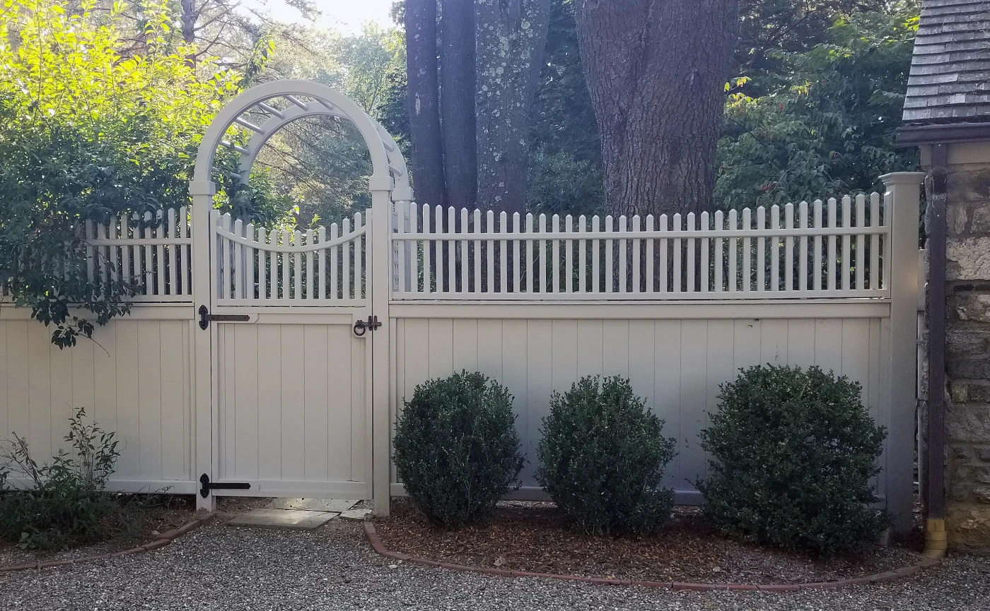 Semi-Screen Fence with Highland Topper and Walk Gate
