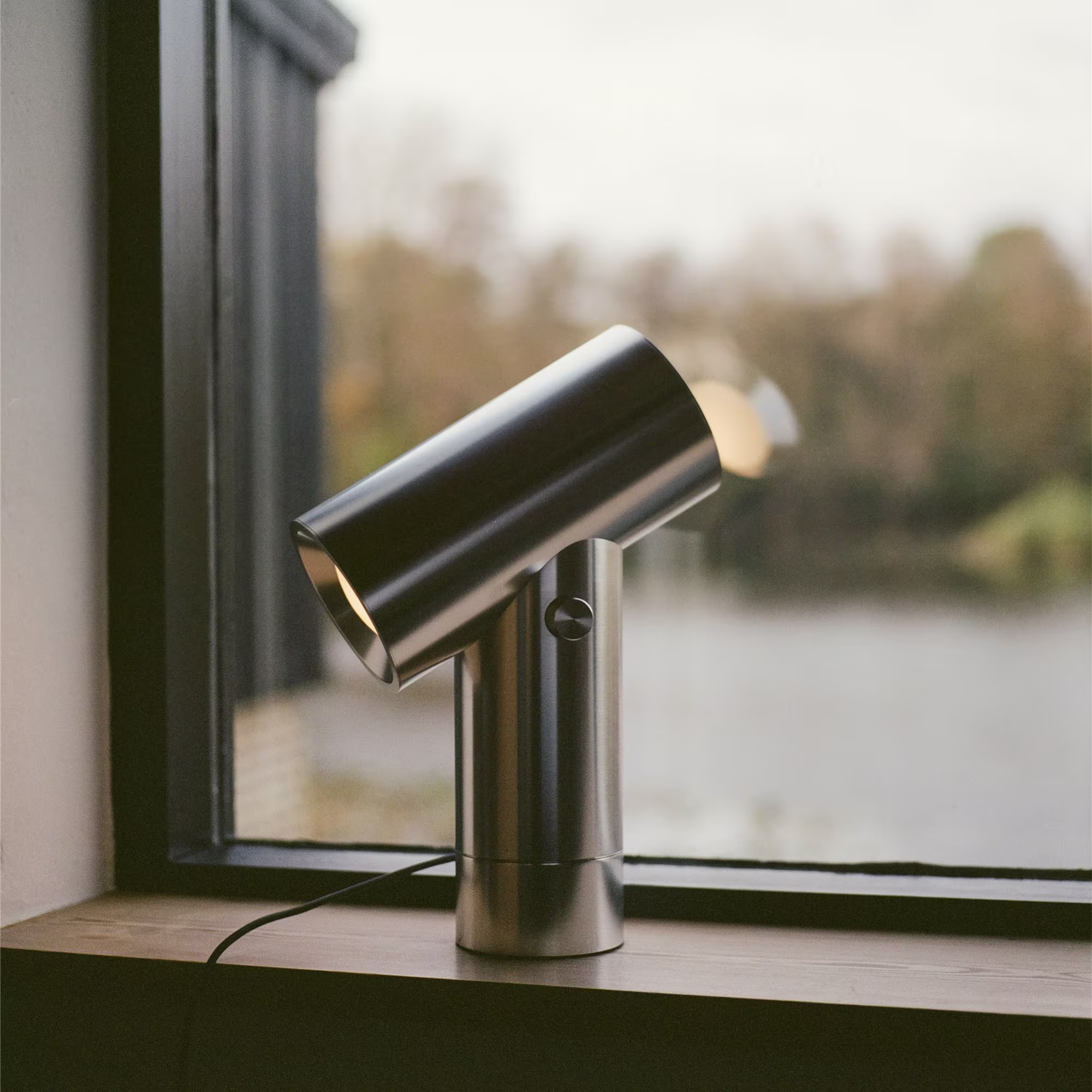 muuto0005editorial-beam-table-lamp-h45-brushed-aluminum-4-tif150