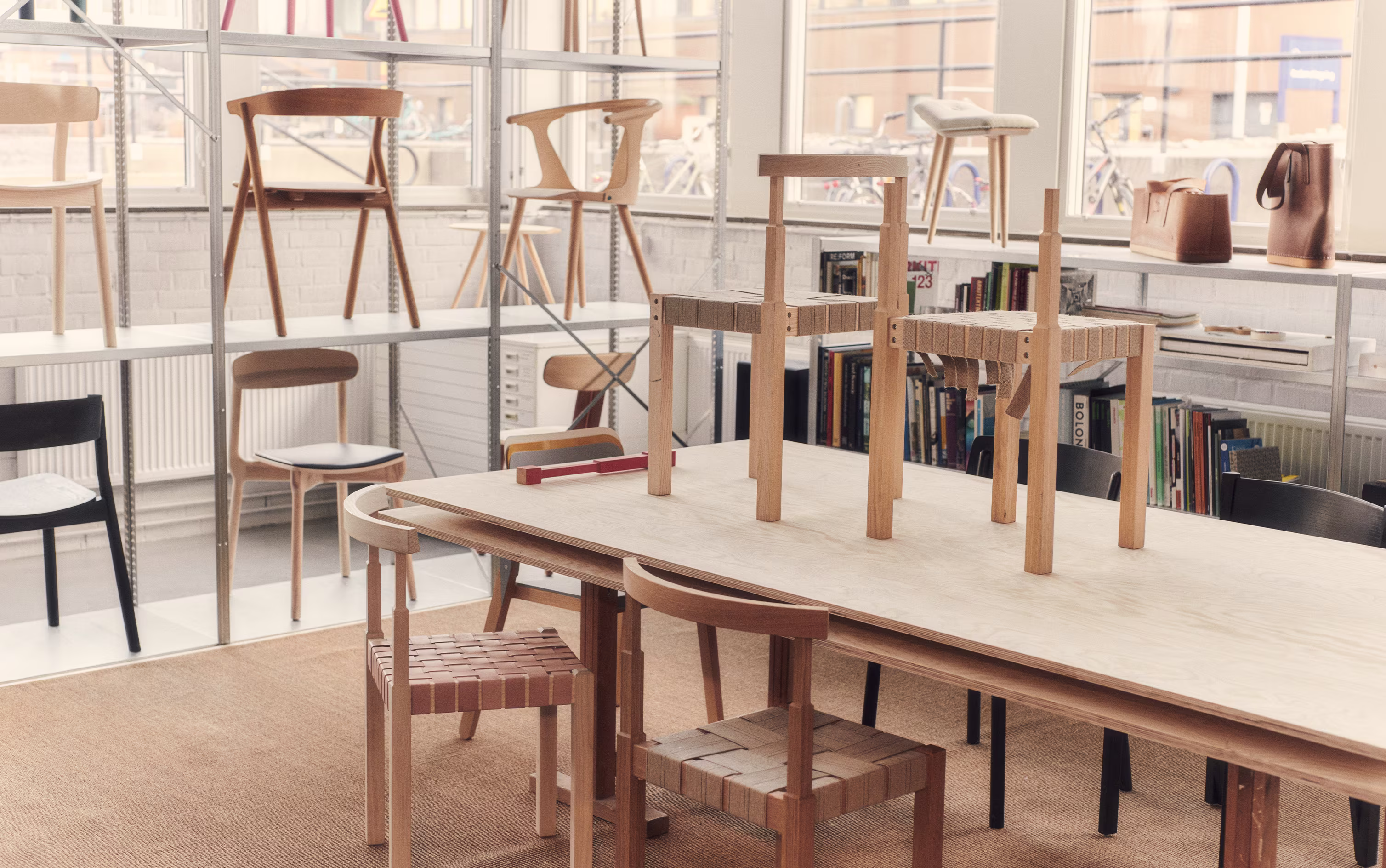 De stoelen Empire Chair en In Between worden getoond in een showroom.