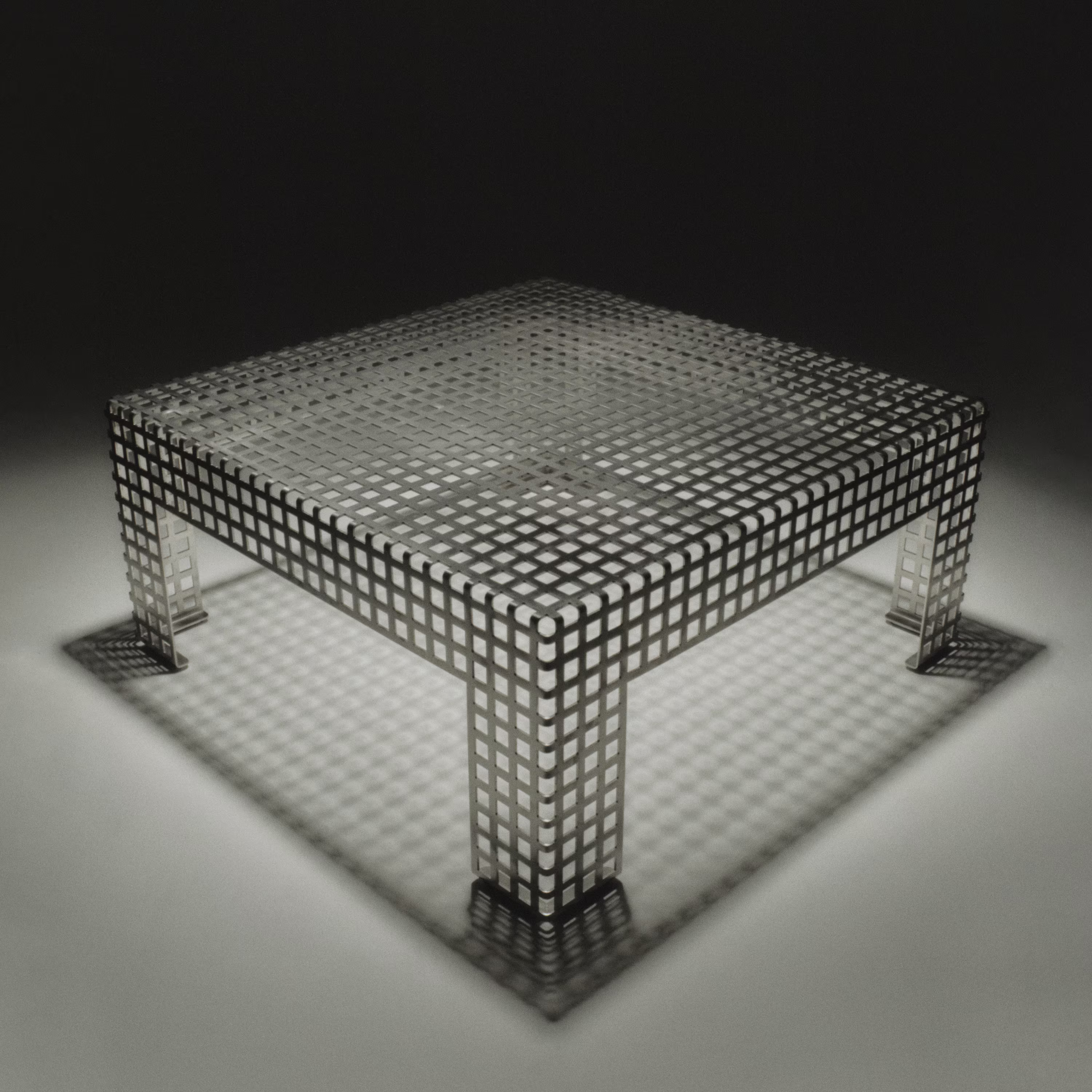 Grid Table Elevated Flat