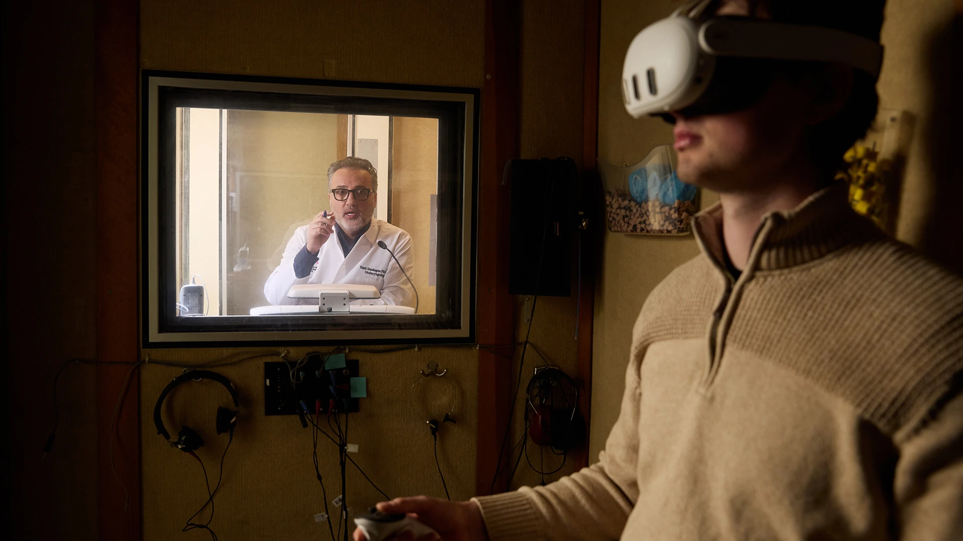 A patient using the Immersive VoiceSpace tool. Dr. Daşdöğen observes from the window.