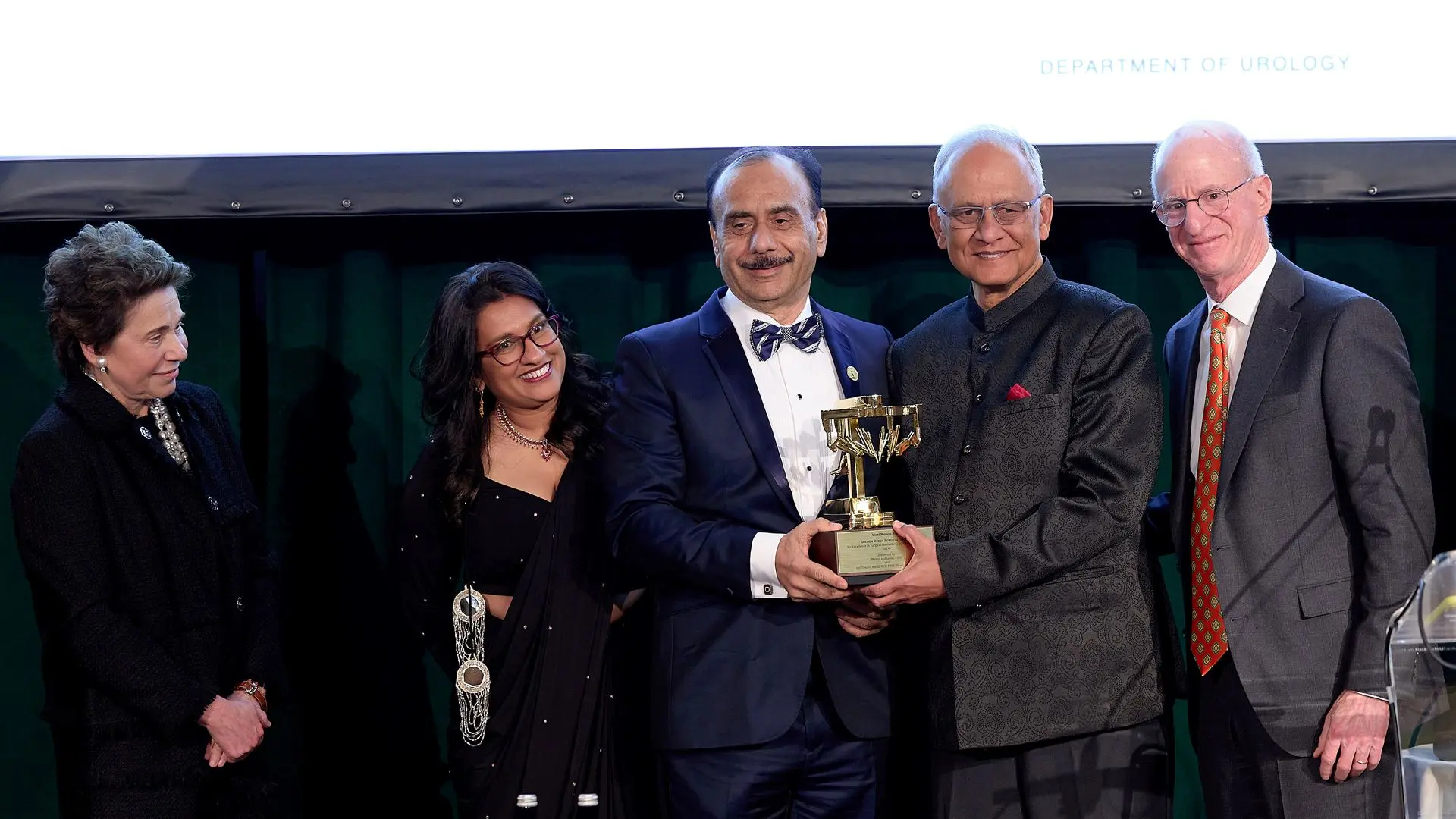 The 2024 Golden Robot Surgical Award for Excellence in Surgical Innovations for Cancer Patients, was bestowed upon Mount Sinai’s Mani Menon, MD, a trailblazer in robotic surgery. The award was presented by Merryl and James Tisch and Dr. Tewari.