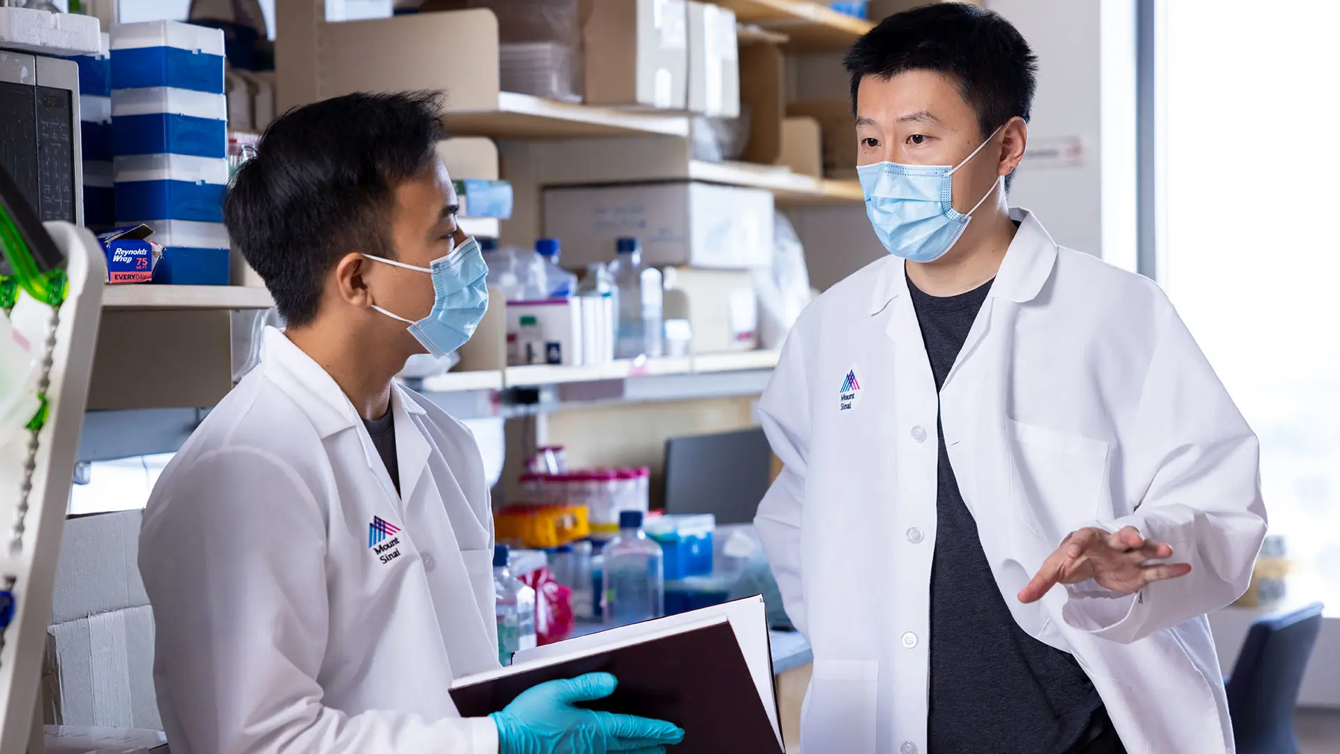 Jeffrey (Yong Joon) Kim, an MD/PhD candidate at Mount Sinai’s Graduate School of Biomedical Sciences, with Yi Shi, PhD