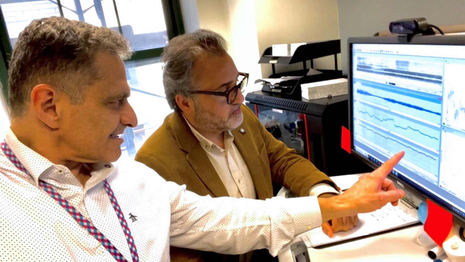 Drs. Daşdöğen (right) and Courey discuss acoustic analysis results.