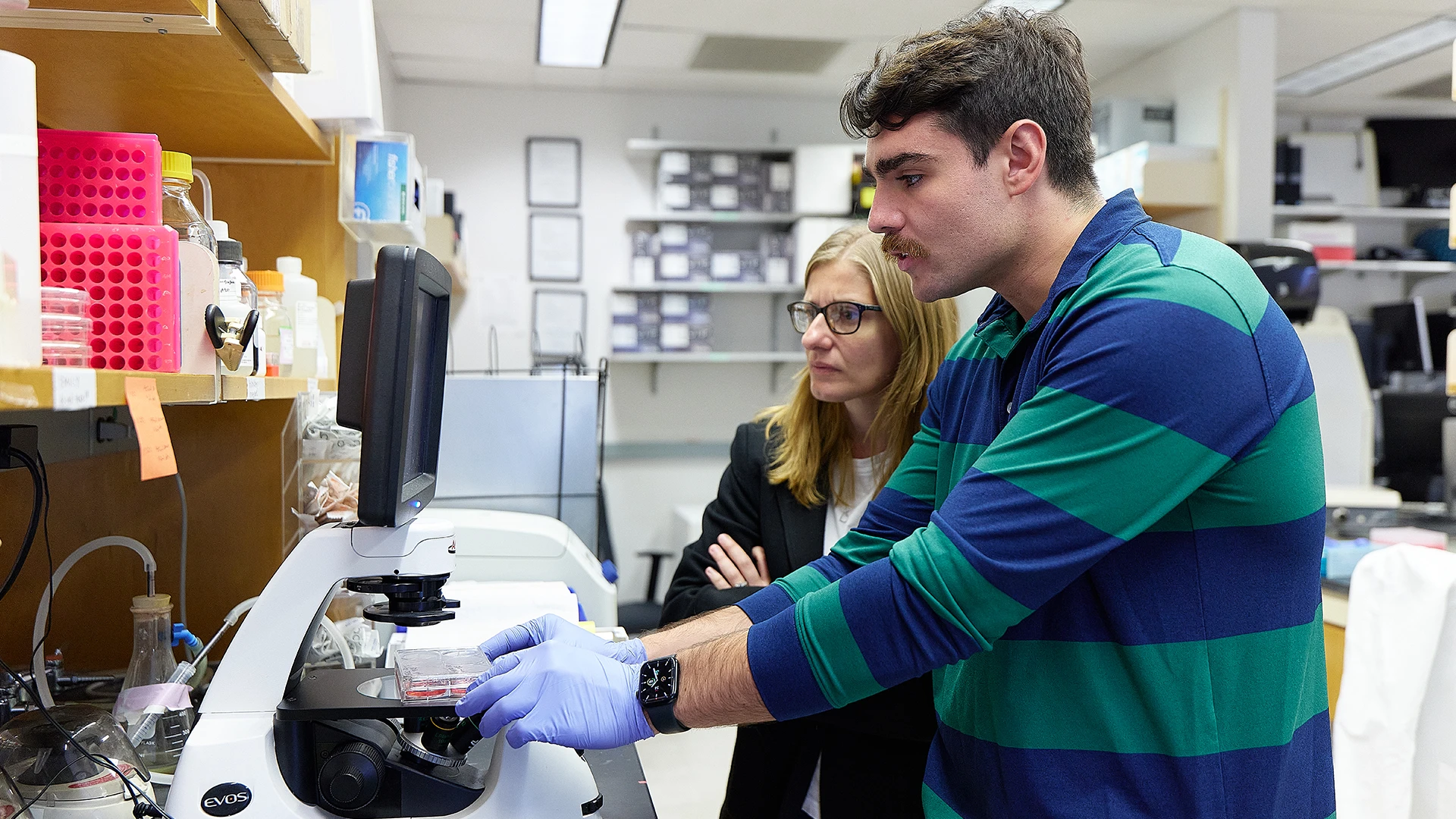  Dr. Sia with assistant researcher Matias Facciuto