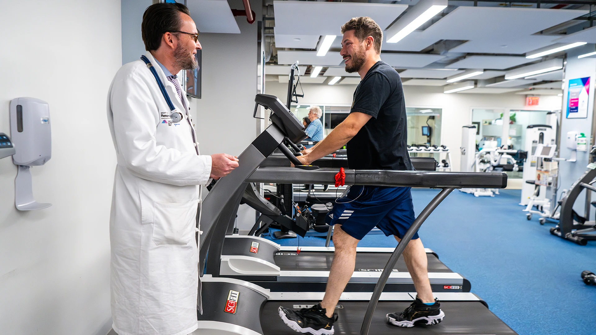  Dr. Becker with a patient in Mount Sinai's pulmonary rehabilitation program