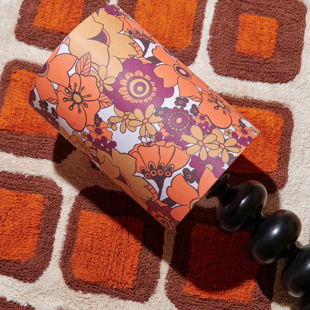Retro tafellamp met zwarte lampvoet en kleurrijke lampenkap met bloemenprint