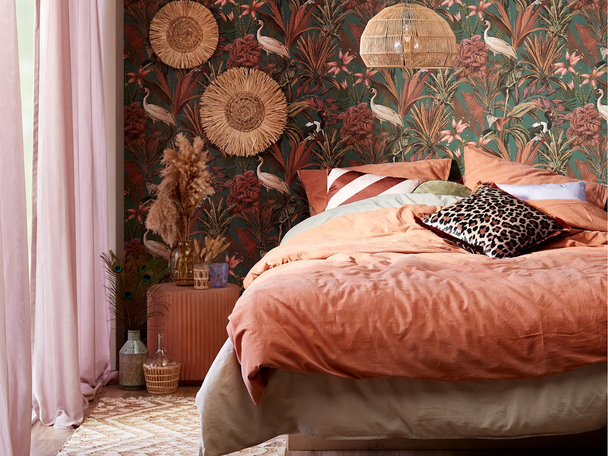 Jungle behang met planten en vogels in de slaapkamer