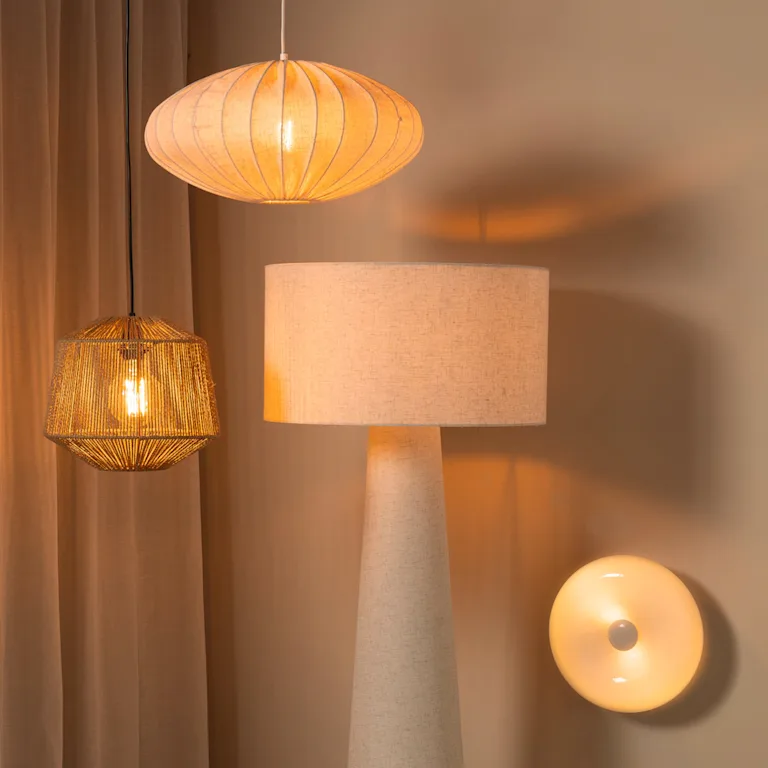 Scandinavische tafellamp met mushroomvormige kap en houten lampvoet
