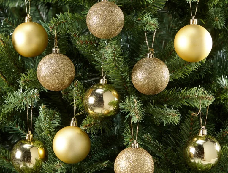 Gouden kerstballen en kerstornamenten