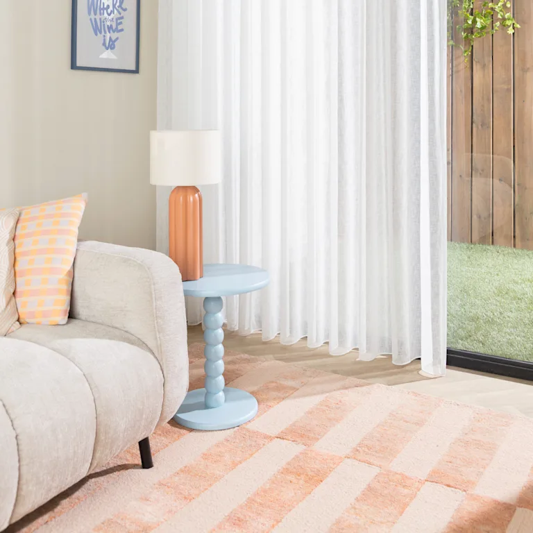 Pastel kleurig vloerkleed in lichte woonkamer