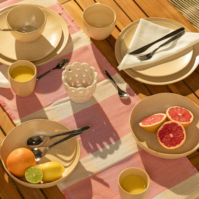 Een gedekte tuintafel Fabro met servies en tafelkleed