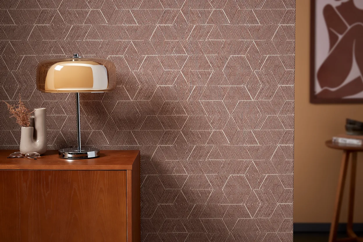 Bordeauxrood linnenlook behang voor een hotel chic uitstraling