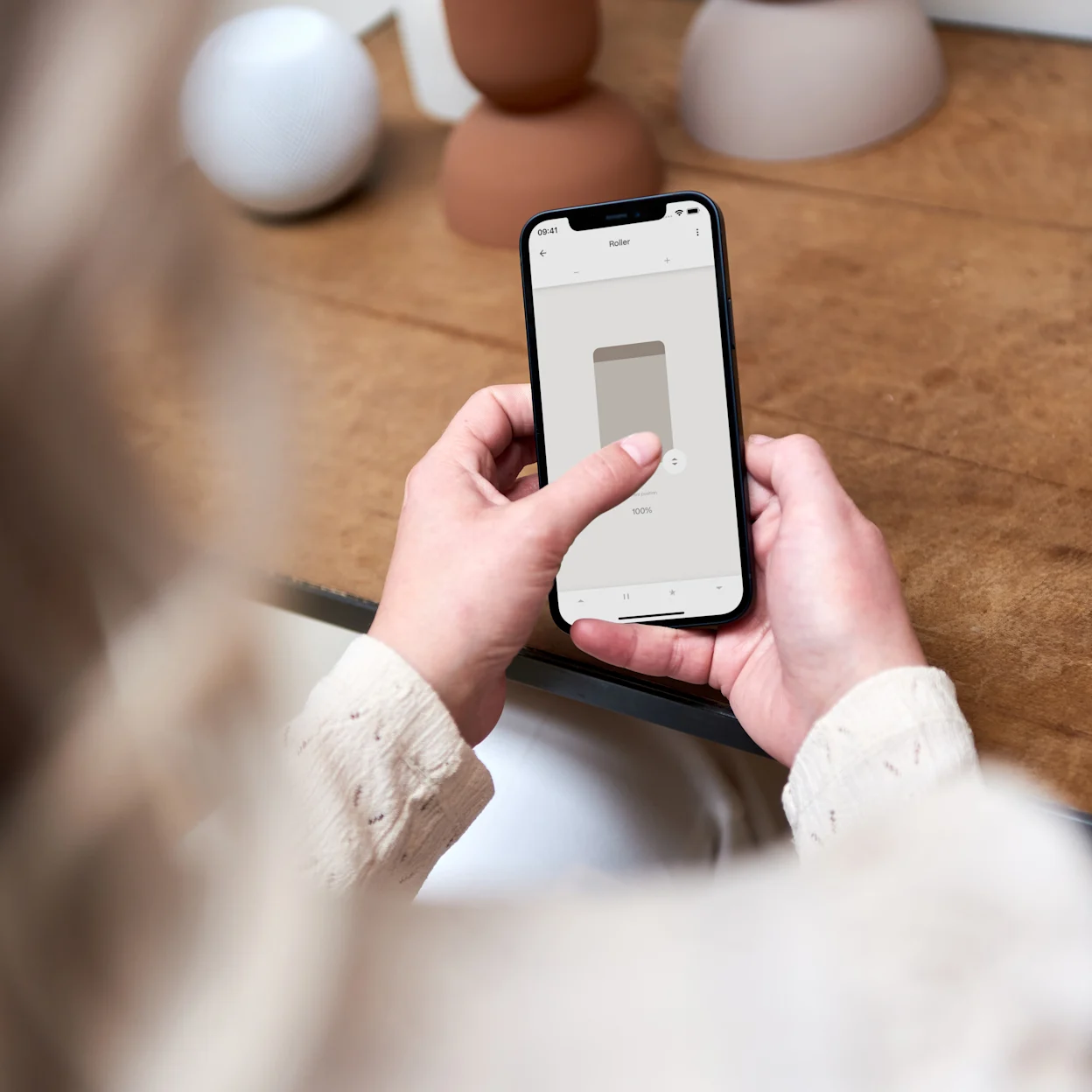 Elektrische raambekleding is op afstand bedienbaar met afstandsbediening, smartphone en je stem