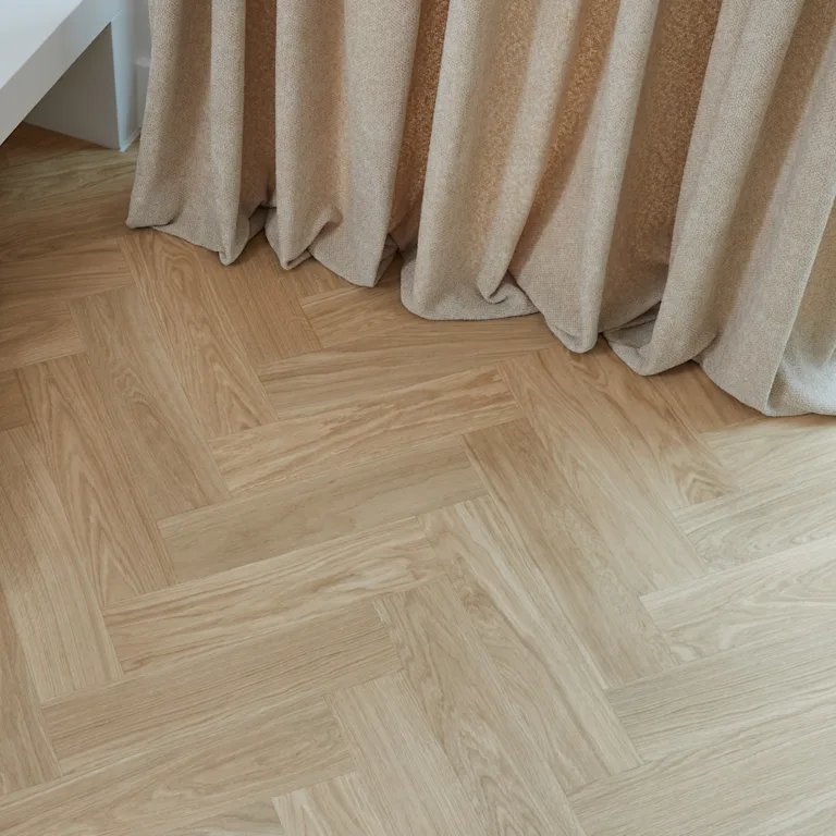 Lichte laminaat en PVC vloeren in een Scandinavische slaapkamer