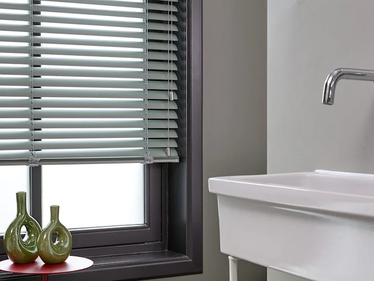 Aluminium jaloezieën in de badkamer