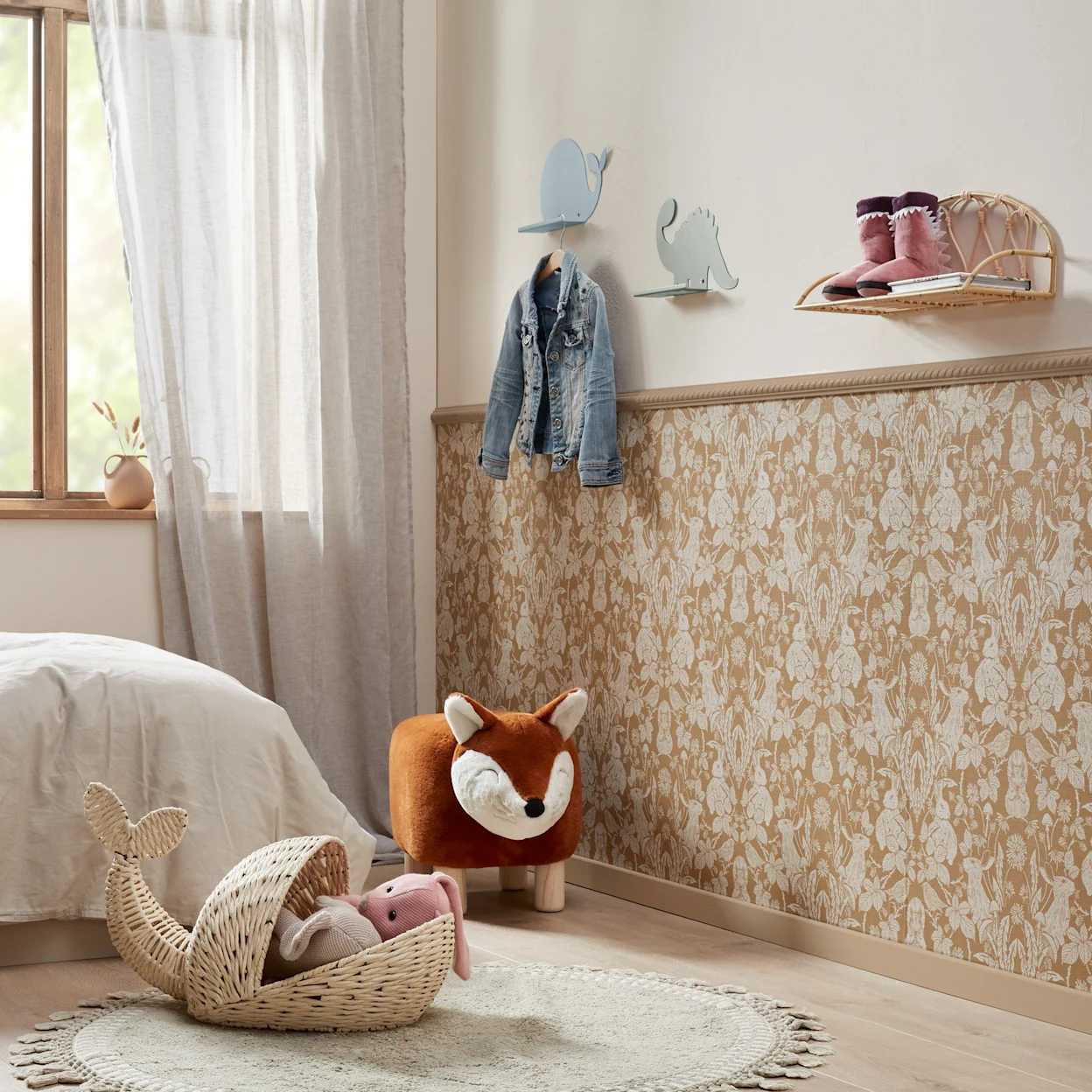 Okergeel behang met konijnenprint op de kinderkamer