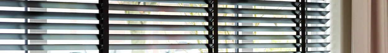 NL-BE-CP-Alles-over-raamdecoratie tips-en-informatie raamdecoratie-kiezen welke-kleur-jaloezieen-kiezen header1