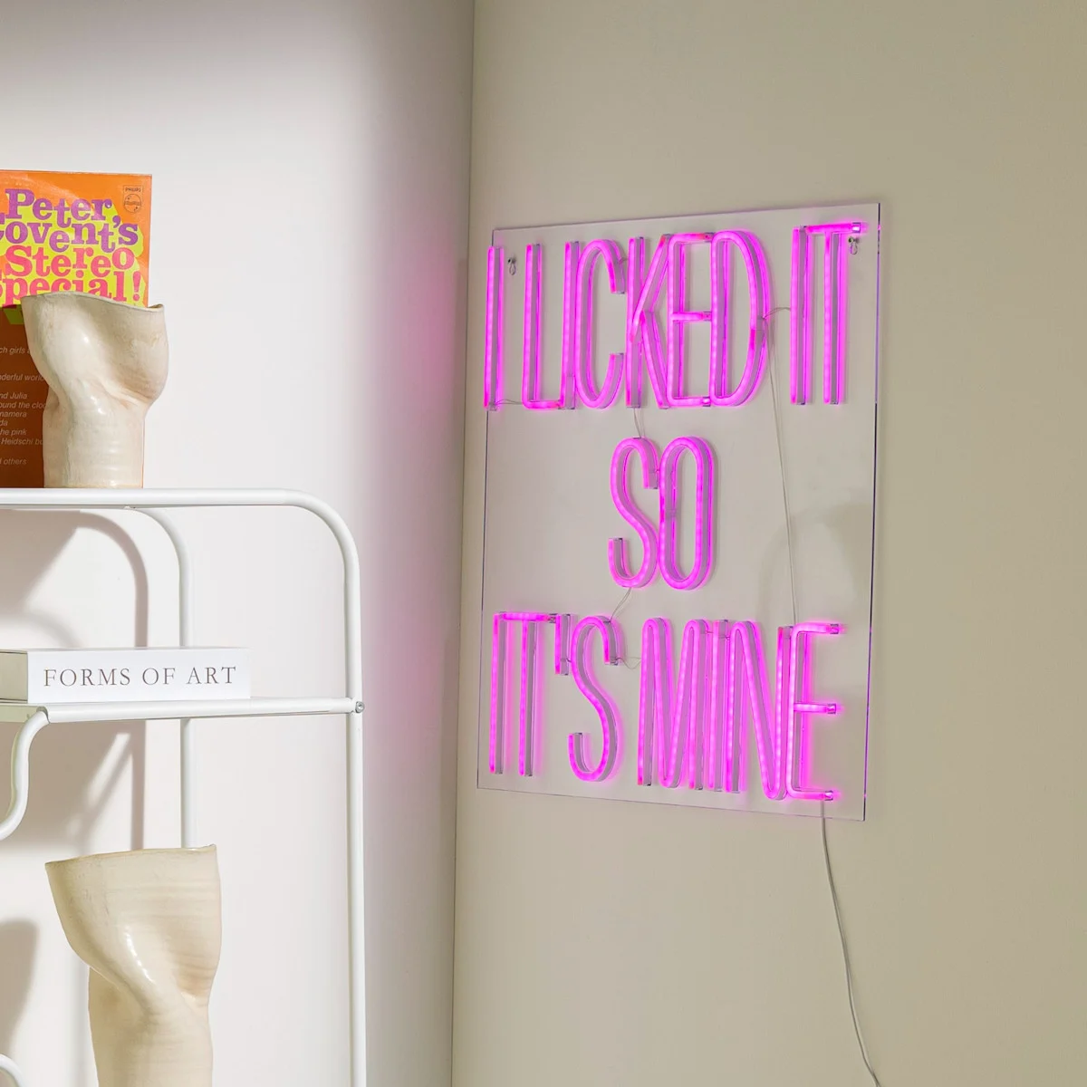 Neon wandlamp met roze letters