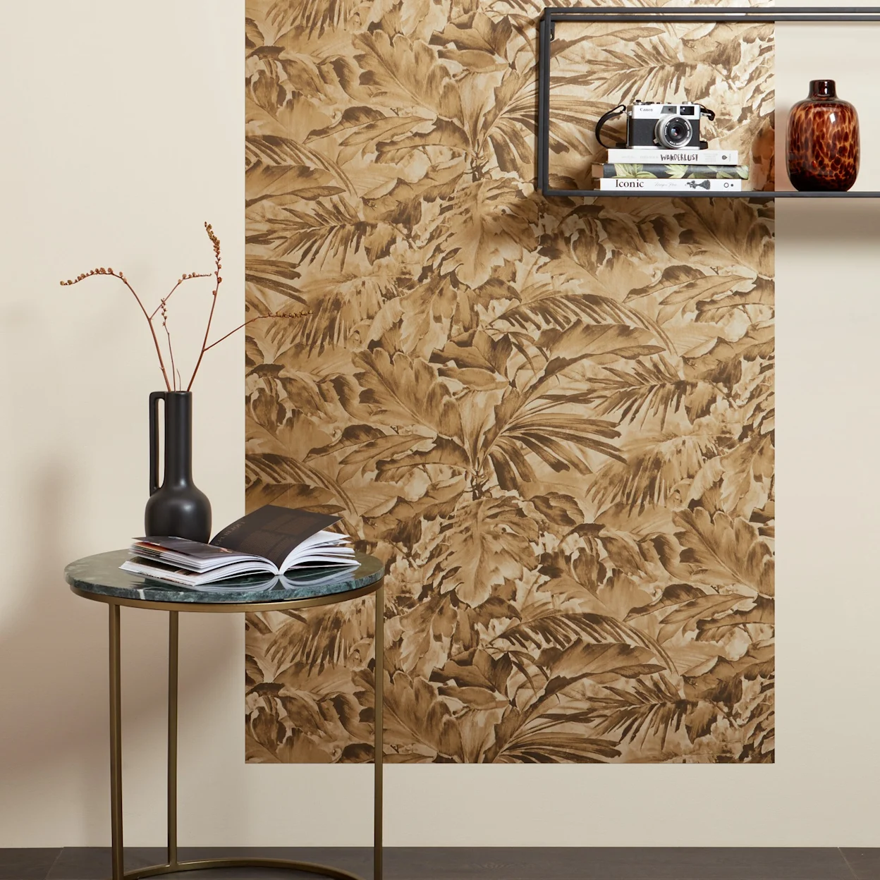 Goudkleurig behang met metallic glans