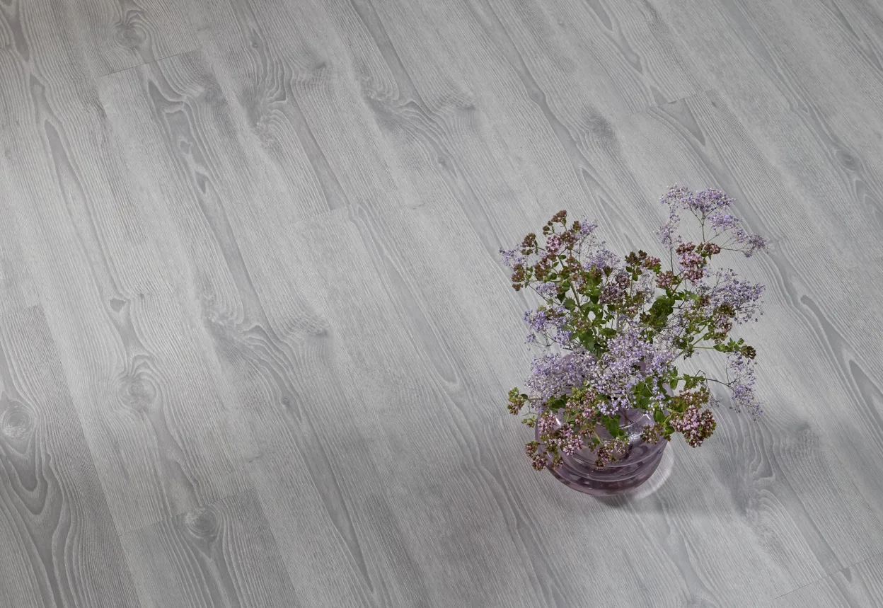 Banner grijs eiken 2 - Wooninspiratie - Woondossiers - Vloeren - Shopping houtlook vloeren - NL+BE