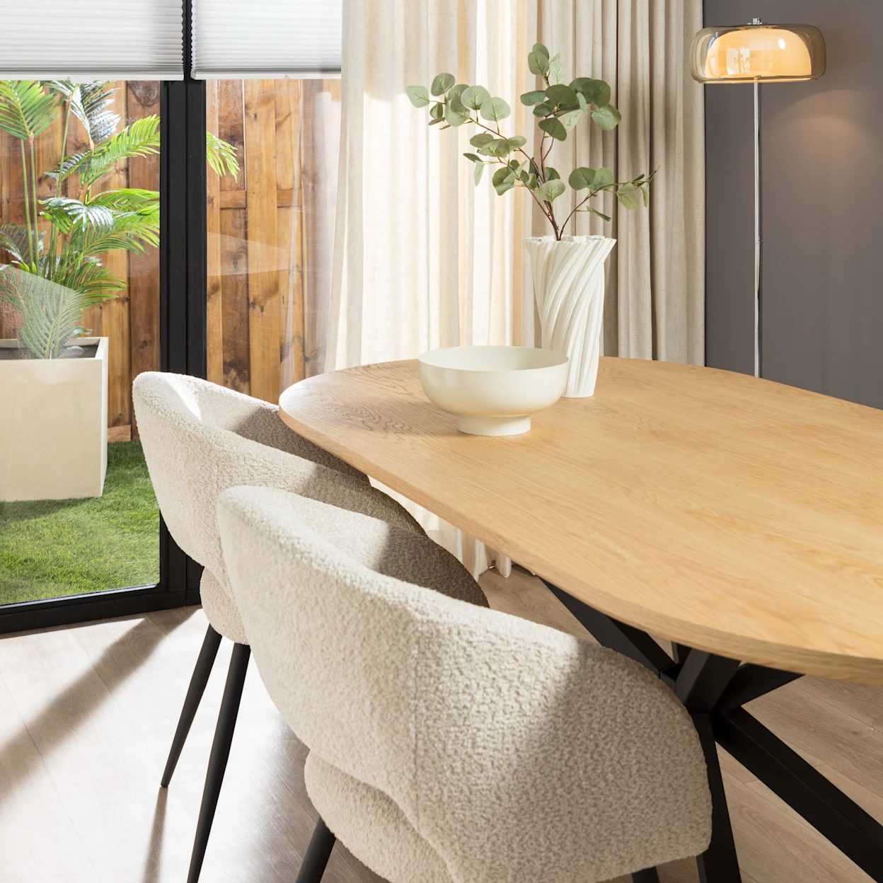 Lichte eettafel met beige stoelen