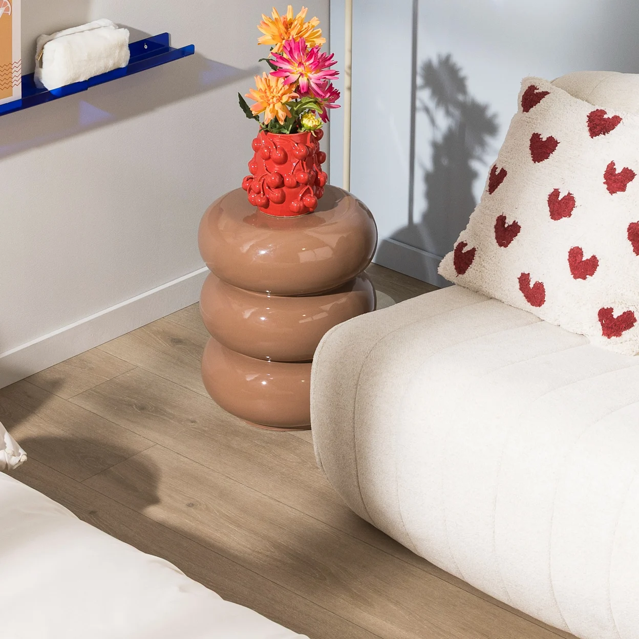 Fauteuil met hartjeskussen & bloemenvaas