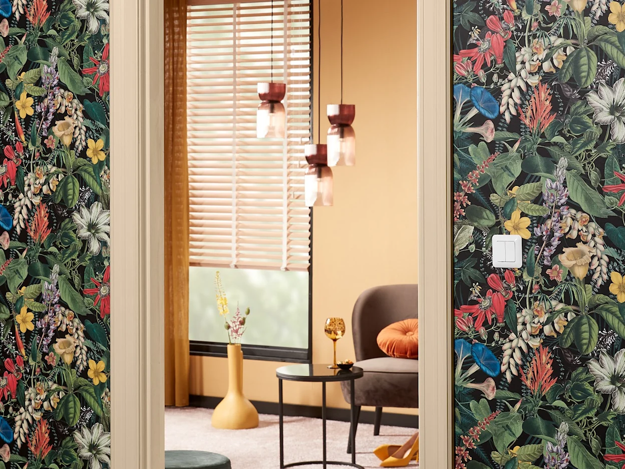 Bloemenbehang in de hal