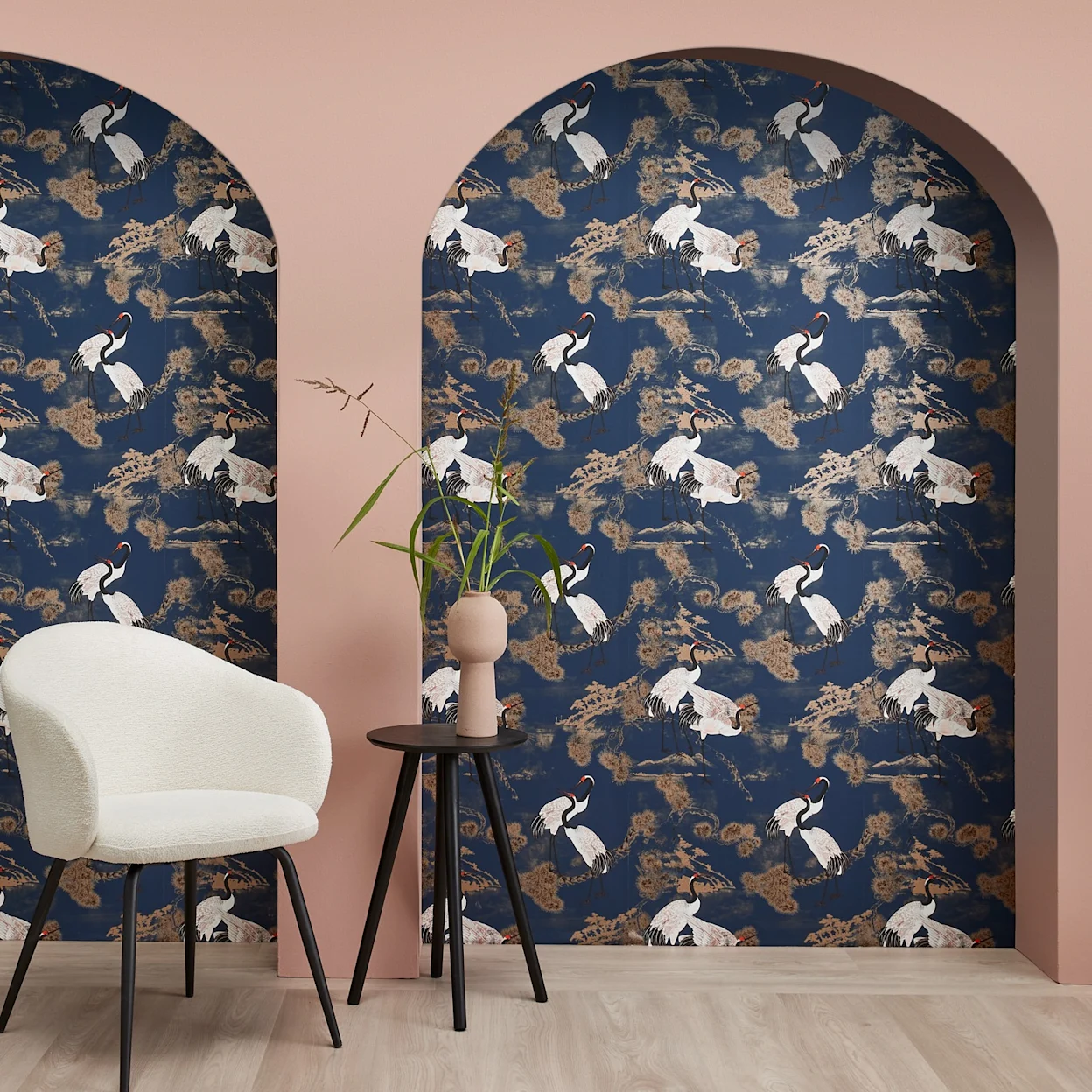 Blauw behang in de woonkamer met kraanvogels