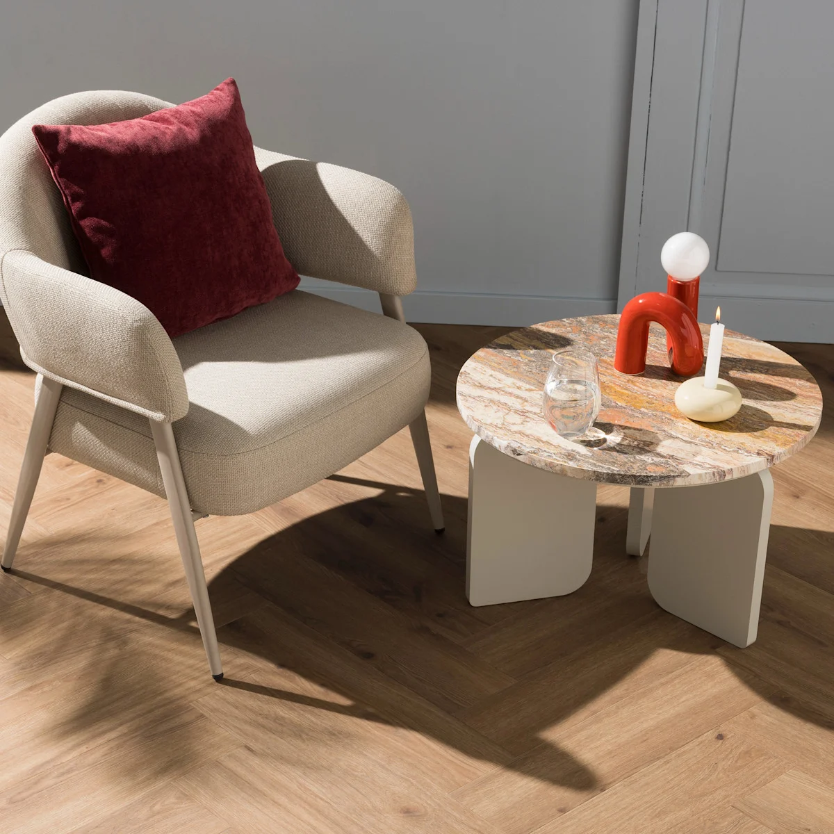 Beige fauteuil met marmeren bijzettafel