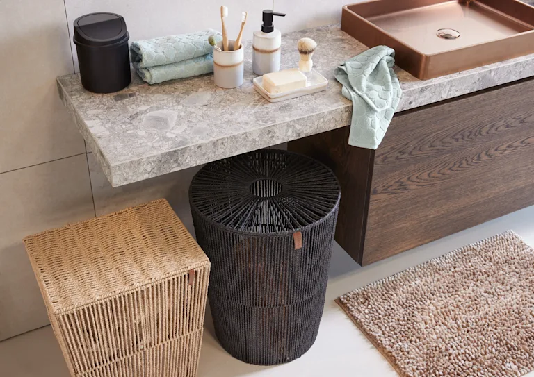 Tapijt in de badkamer onder de wasbak