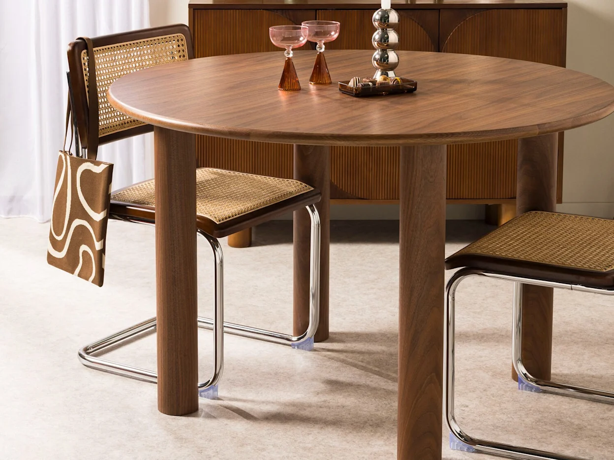 Walnoothouten ronde eettafel met ronde poten in een retro setting