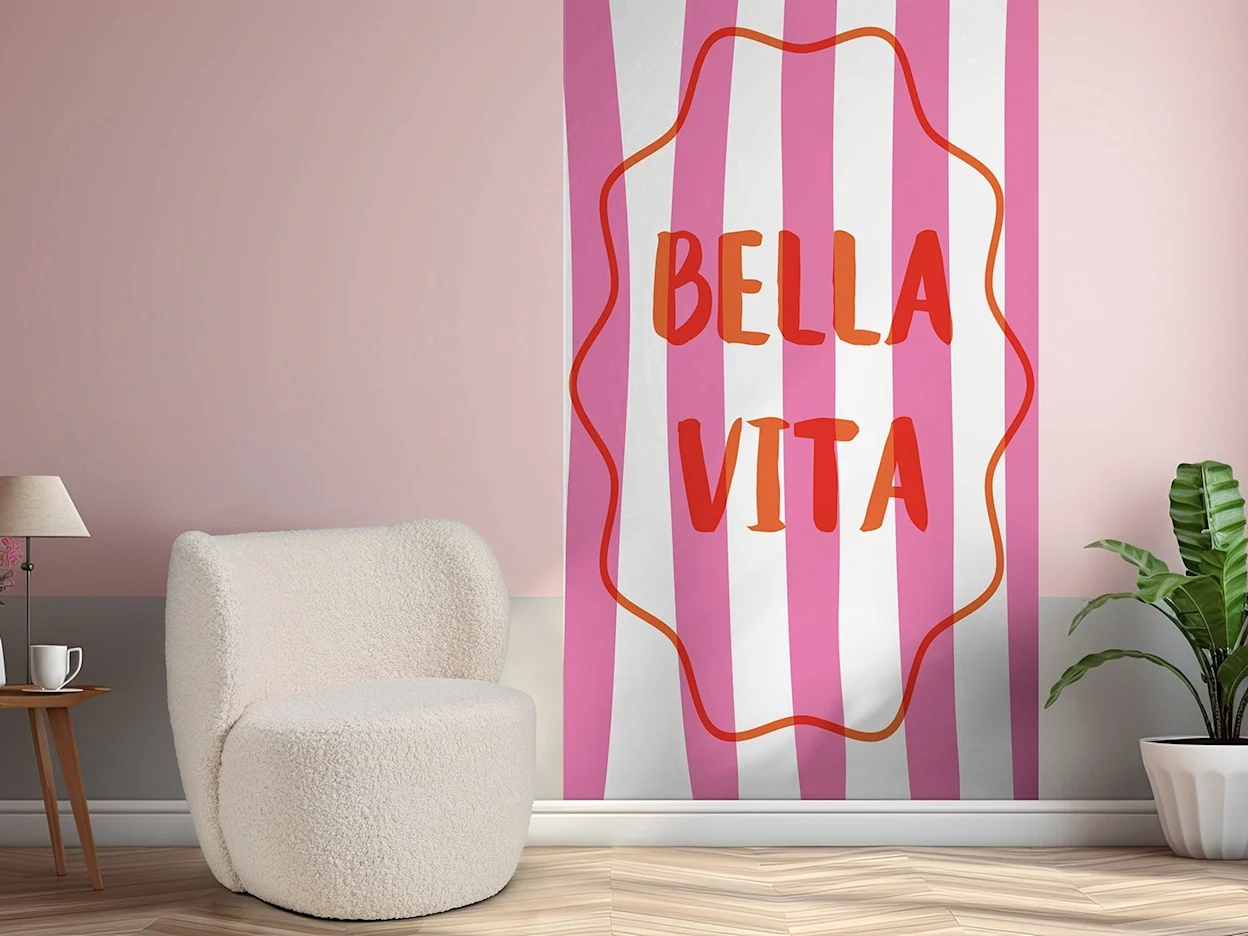 Kleurrijk grafisch behang roze met tekst Bella vita