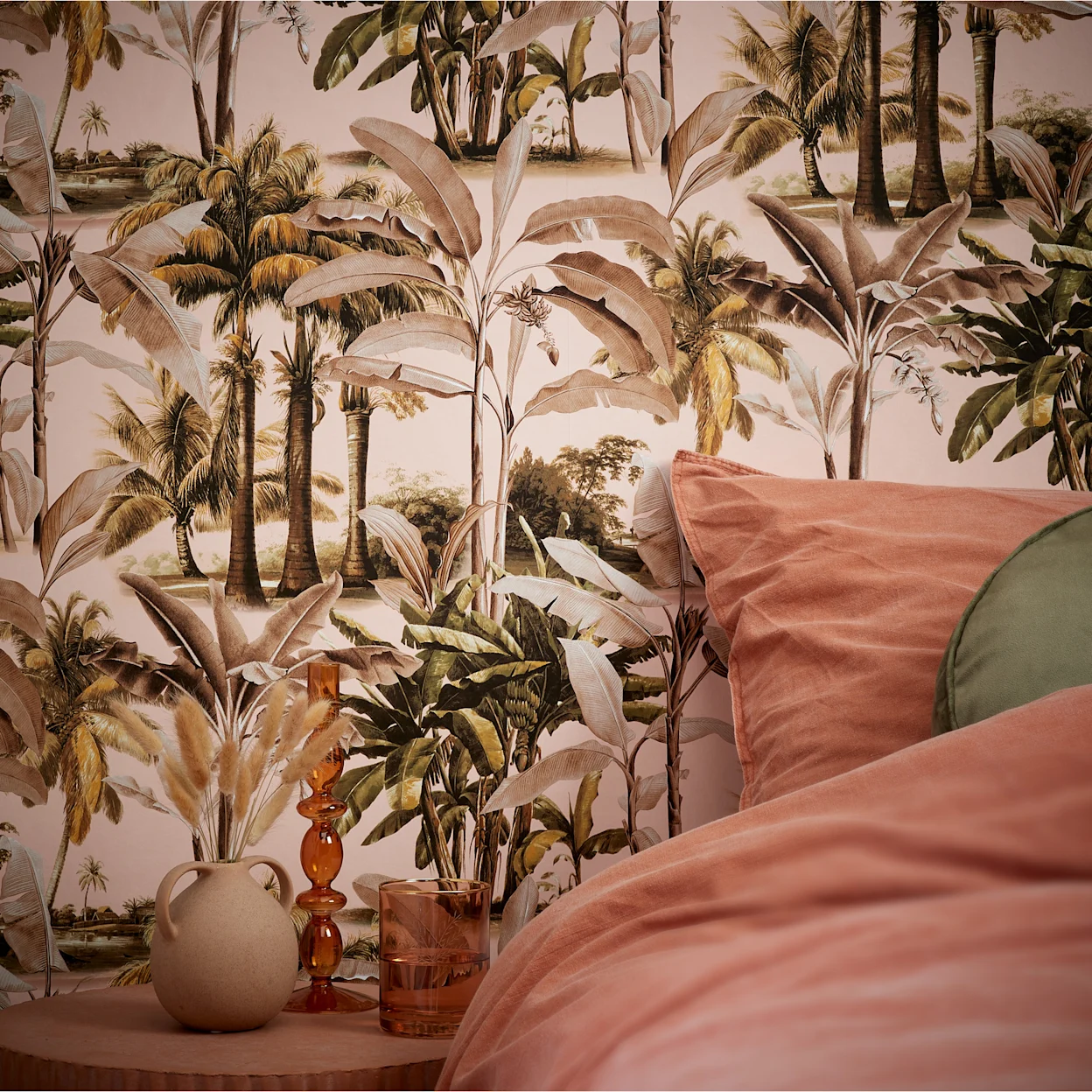 Roze jungle behang met tropisch bladerdessin