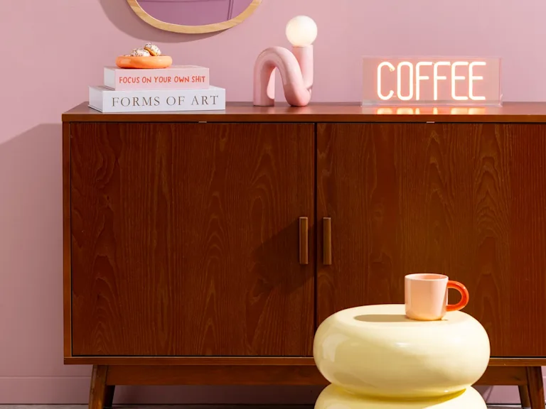 Retro houten dressoir gevuld met accessoires