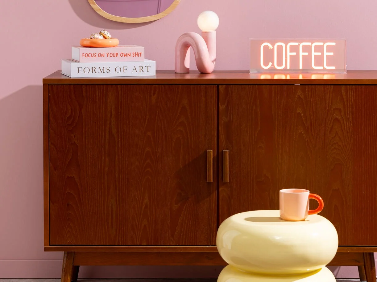 Retro houten dressoir gevuld met accessoires