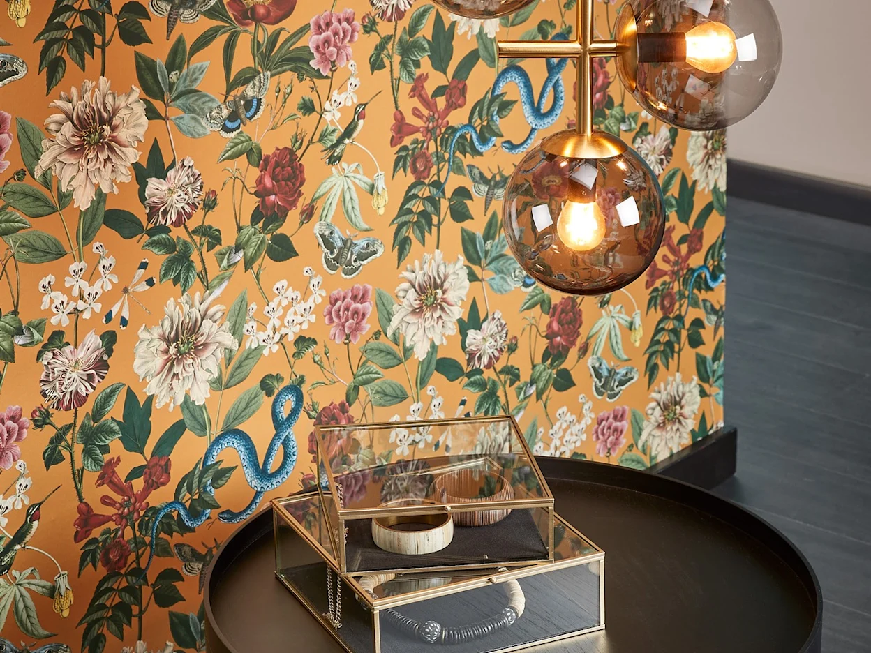 Luxe behang met rijke print