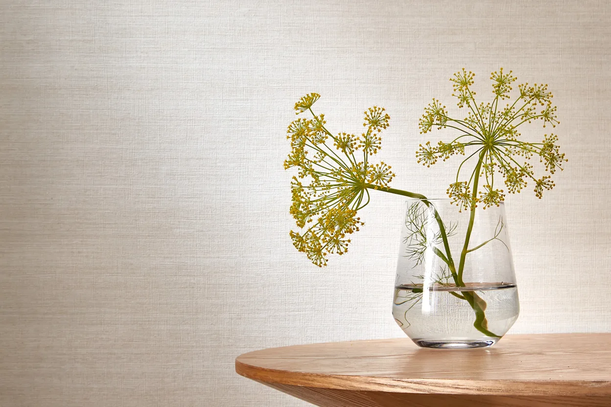 Beige linnenlook behang in ton sur ton kleurstelling