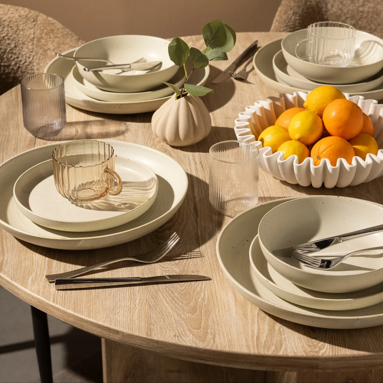 Beige servies met Scandinavische uitstraling